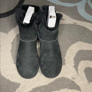 Black Naveah uggs with one bow